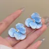 Pendientes de flor tridimensionales súper etéreos de primavera y verano, estilo fresco, pendientes de flor de esmalte azul retro de alta gama de nicho