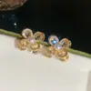 Brincos de Prata Banhada a Ouro Real com Flor de Zircônia e Pérola, Brincos Requintados e Elegantes com um Toque de Luxo Leve e de Alta Qualidade para Mulheres