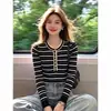 Top de punto de manga larga a rayas con bloques de color, cuello redondo y hebilla metálica para mujer, estilo coreano, ajustado, versátil