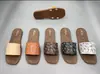 Sandálias de Verão Novo Estilo com Base de Madeira e Padrão Ondulado para Mulheres, Sola Plana, Versátil, Antiderrapante, Sola Macia, Sandálias Casuais Multicor