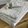 Colcha de verano de gasa de doble capa de algodón floral estilo ins, Clase A para bebés y madres, tamaño individual y doble, colcha fina de verano para aire acondicionado