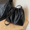 Bolso popular de este año para mujer de gran capacidad 2023 nueva moda bandolera mensajera versátil bolso cubo plisado texturizado