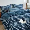 Juego de cuatro piezas de terciopelo de leche con estampado de rayas simples clase A, antiestático para invierno, engrosado para abrigar, y un juego de tres piezas con forro polar adicional para dormitorios