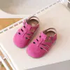 Sandálias Infantis de Verão 2026 Meninas Biqueira Fechada Solado Macio Antiderrapante Velcro Sapatinhos de Bebê para Caminhar Respirável Casual