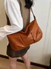 Bolsa de mão retrô de couro macio de grande capacidade para mulheres, nova moda 2026 bolsa de bolinho plissada, bolsa de ombro casual e estilosa para o trabalho