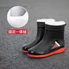 Botas de lluvia para hombre de media pantorrilla antideslizantes impermeables zapatos nueva moda exterior cerradas botas de agua cálidas zapatos cortos de goma hombre venta al por mayor