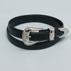 Cinturón ancho decorativo para mujer, de estilo retro europeo y americano, con un nuevo diseño y un sentido de nicho de moda que combina con todo, de color negro, con jeans.