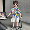 Conjunto de Camisa Estampada de Colores y Shorts para Niños 2026 Nuevo Conjunto de Verano para Niños Estilo Vacacional Fresco Ropa de Dos Piezas para Niños