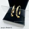 Versão Alta V Dourado Novo Estilo Brincos de Tarraxa Chanel Acolchoados com Duplo C para Mulheres Espessura Ouro 18K Brincos Acolchoados Venda Direta da Fábrica