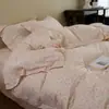 Juego de ropa de cama de cuatro piezas estilo Ins, fresco y sencillo, de doble capa de gasa 100% algodón, con ribete de encaje denso, funda de edredón y sábana de algodón puro para dormitorios de estudiantes
