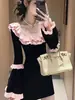 Vestido Tejido Negro Pequeño con Cuello de Encaje Fragante para Mujer 2025 Nuevo Otoño e Invierno Dulce Cintura Manga de Trompeta Falda Corta