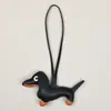 Llavero Colgante Perro Salchicha Venta al por Mayor Dibujos Animados Bolso para Mascotas Llavero de Coche Funda de Teléfono Adorno de Cuero