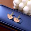Pendientes con hebilla de oreja de flor rosa para mujer, aretes coreanos de lujo ligeros de alta gama, joyería de moda de nicho para mujer al por mayor