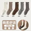 Calcetines marrones para mujer, estilo otoño e invierno, con ribete de encaje, de longitud media hasta la pantorrilla, con un lazo estilo Miu y etiqueta de tela, de corte holgado, perfectos con zapatos pequeños de cuero