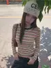 Camiseta de manga larga a rayas chic retro americana para mujer, top ajustado de bloques de color para primavera y otoño