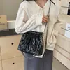 Bolsa Feminina Plissada com Bordado Popular 2024 Nova Chegada de Verão Bolsa de Ombro com Corrente Transversal Estilo Coreano Versátil Bolsa Tote de Grande Capacidade