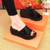 Chinelos Femininos de Verão 2026 Nova Moda para Uso Externo, Slip-On, Sandálias Versáteis com Plataforma de Salto Anabela de Solado Grosso, Sandálias Tendência com Strass