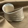 Conjunto de Ornamentos Plissados Ondulados de Design de Nicho Pulseira de Punho Largo Fosca de Alta Qualidade Anel Aberto Atacado