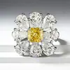 Zhuo Zhifan 2023 nuevo anillo de plata S925 importada con diamantes de alto carbono 6*6 diamante amarillo anillo de diamantes grupo engastado racimo de flores anillo de boda