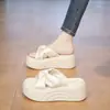 Sandalias que aumentan la altura pantuflas de mujer calzado casual de verano para exteriores para mujer tacones altos playa casual suela gruesa nuevo una correa pantuflas plataforma 2025
