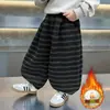 Calça Espessa Forrada com Fleece Infantil 2026 Outono/Inverno Meninos Tendência Legal Calça Reta Listrada Calça Longa Casual para Bebê
