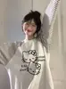 Camiseta Feminina de Manga Longa com Estampa Divertida de Gatinho Gato Coreana Redutora de Idade Moda Versátil Top Listrado com Painéis de Cor Contrastante