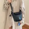 Bolso retro de nicho estilo coreano para mujer 2026 nuevo modelo simple versátil bolso calabaza bolso de hombro cruzado bolso cubo de alta gama