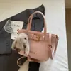 Bolso pequeño súper popular para mujer, nuevo modelo de verano 2026, bolso cruzado tipo cubo de nicho de alta gama para el día a día