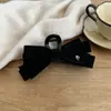 Clip de Cabelo Grande com Laço de Veludo para Outono e Inverno Feminino High-End 2025 Novo Clipe Tubarão para Volume de Cabelo Prendedor de Cabelo Acessório de Cabeça