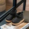Botas de neve para meninos, novo modelo de inverno 2026, impermeáveis, antiderrapantes, forradas com fleece, espessadas, quentes, para bebês e crianças, sapatos grandes de algodão para meninas