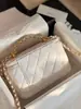 2025 Nuevo Estilo Inspirado en Chanel Piel de Cordero Bola Dorada Caja Suave Estuche de Maquillaje Acolchado Cadena Bolso de Hombro Cruzado para Mujer