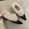 Zapatos peludos de moda estilo europeo para mujer, diseño retro de nicho 2025 invierno, punta fina, tacón grueso, planos forrados de felpa