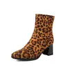 Novas botas femininas britânicas outono e inverno 2024 estampa de leopardo botas curtas estilo martin botas de salto alto grossas 40-44 tamanho grande botas de comércio exterior