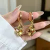 Aretes de clip de lujo ligero de moda, brazaletes para oreja versátiles, temperamento, personalidad, modernos, aretes de celebridad de internet, aretes pequeños exquisitos, al por mayor, oro