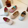 Nuevos zapatos de princesa elegantes vintage para niñas para edades 3-6-9, mocasines pequeños de punta redonda, zapatos de piel con suelas blandas, zapatos cómodos para bebé