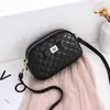 2026 Novo Estilo Bolsa de Câmera Acolchoada Inspirada em Chanel com Fivela de Metal da Moda, Bolsa Transversal Feminina Versátil e Elegante Atacado