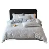 Juego de ropa de cama de cuatro piezas de terciopelo de leche con estampado floral de conejo y ribete de pompón, funda de edredón y sábana de forro polar coral, juego de tres piezas para dormitorio