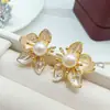 Aretes de botón de flor de perla natural y circonita dorados en oro real, aretes de moda y elegantes, estilo de lujo ligero con un diseño único, aretes de nicho