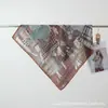 2026 Nuevo Bufanda Cuadrada Pequeña de Algodón Terciopelo Estampada por Ambos Lados para Primavera y Verano Bufanda de Cuello Versátil y Elegante para Mujer que Realza el Cutis