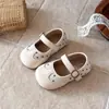 Sapatos de couro com bolinhas estilo coreano para meninas, novo modelo primavera e outono 2026, sola macia, fivela de uma tira, sapatos single retrô versáteis para bebês meninas