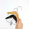 Mini cabide de madeira para animais de estimação com clipes de metal para pendurar roupas em filhotes de cachorro e gato, adequado para pet shops