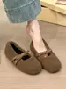 Sapatos Mary Jane Femininos de Bico Redondo com Fivela de Metal de Camélia para Outono com Interior Acolchoado e Aumento de Altura