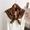 Nuevo Pañuelo Cuadrado Pequeño de Seda con Estampado de Leopardo 'Spice Girl' para Primavera y Verano Pañuelo de Seda Estampado Coreano Protección para el Cuello Pañuelo Profesional para Mujer