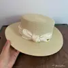 Sombrero de paja diseño de nicho para mujer sombrero de copa plana estilo Hepburn sombrero de protección solar temperamento elegante hace que la cara se vea más pequeña vacaciones en la playa