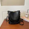 Bolsa pequena vintage de alta qualidade transfronteiriça para mulheres, nova bolsa transversal popular outono e inverno 2026, bolsa tipo balde estilosa de nicho