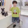 Conjunto de Manga Corta para Niños 2026 Nuevo Atuendo de Verano Estilo Coreano Camiseta de Dibujos Animados Pantalones Cortos de Mezclilla Bebé Delgado Conjunto de Dos Piezas Moderno