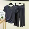Conjunto de dos piezas de camiseta de manga corta con cuello redondo y bolsillo de modal y pantalones cropped holgados de cintura alta, atuendo de verano fino talla grande