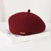 Boina tejida para mujer, nuevo sombrero de lana de otoño e invierno, moderno y versátil, hace que la cara se vea más pequeña, sombrero de color liso con decoración de perlas