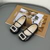 Nova Coleção Primavera e Outono 2026 Sapatos Infantis de Couro para Meninas Sapatos de Princesa Sapatos de Dança Infantis Sola Macia Sapatos de Uma Cor com Pérolas Sapatos de Performance
