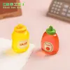 Miniatura de Paisaje Simulación Tarro de Mermelada de Naranja y Fresa Decoración DIY Accesorio Colgante Mini Adorno de Escritorio